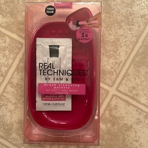 Brush cleansing palette